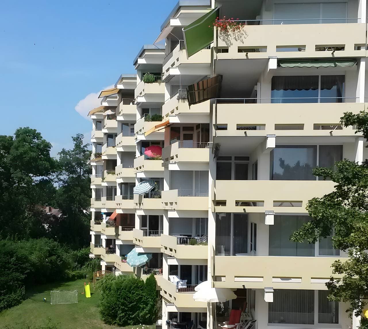 Foto 9 von 27: Ferienwohnung 'Schönblick' mit Blick auf den See und Balkon