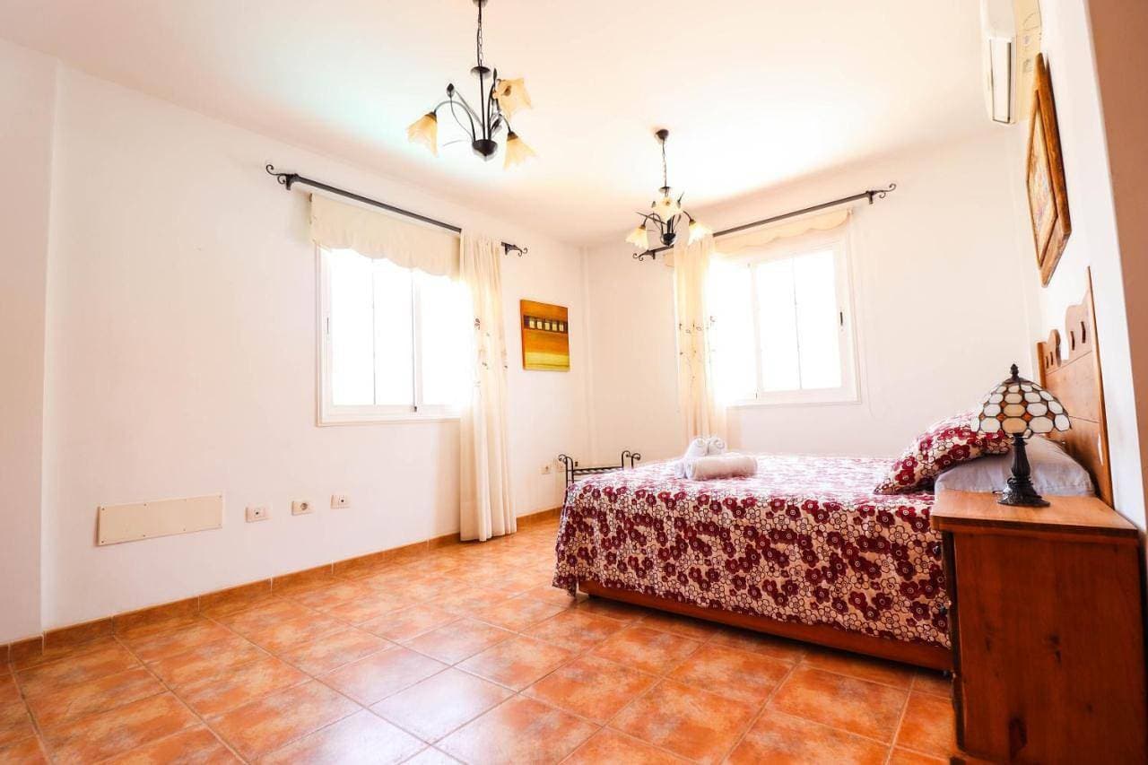 Foto 6 von 56: Three-Bedroom House