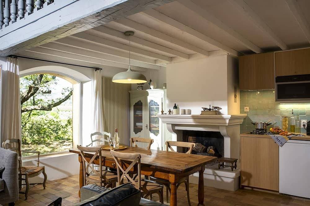 Foto 10 von 16: L'Atelier, mit seinen jahrhundertealten Eichen und Panoramablick auf die Region Luberon