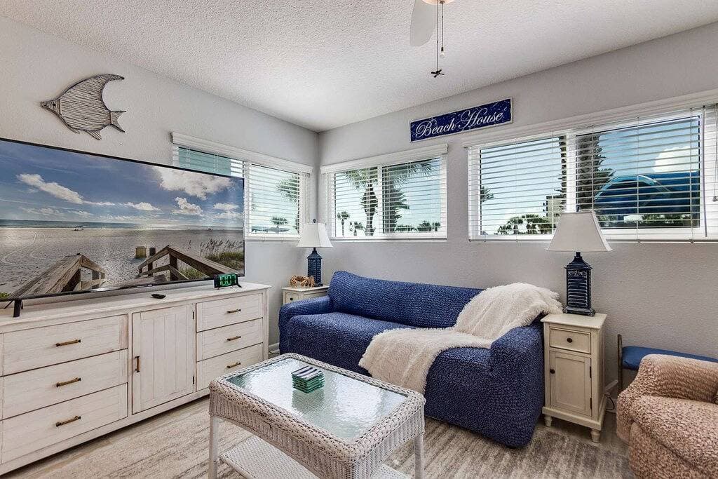 Foto 12 von 50: Wohnung mit Meerblick 1 Schlafzimmer | Weg zum Jacksonville Strand | Pool + Kingsuite