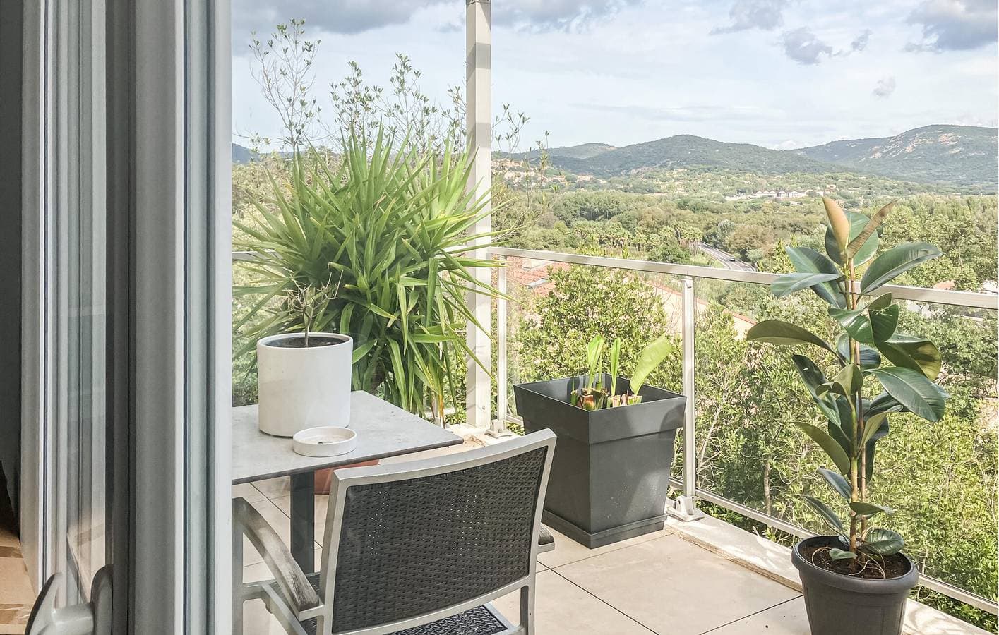 Gemütliche 75 m² große Ferienwohnung mit Terrasse, WLAN und Parkplatz in der Nähe von Grimaud 1