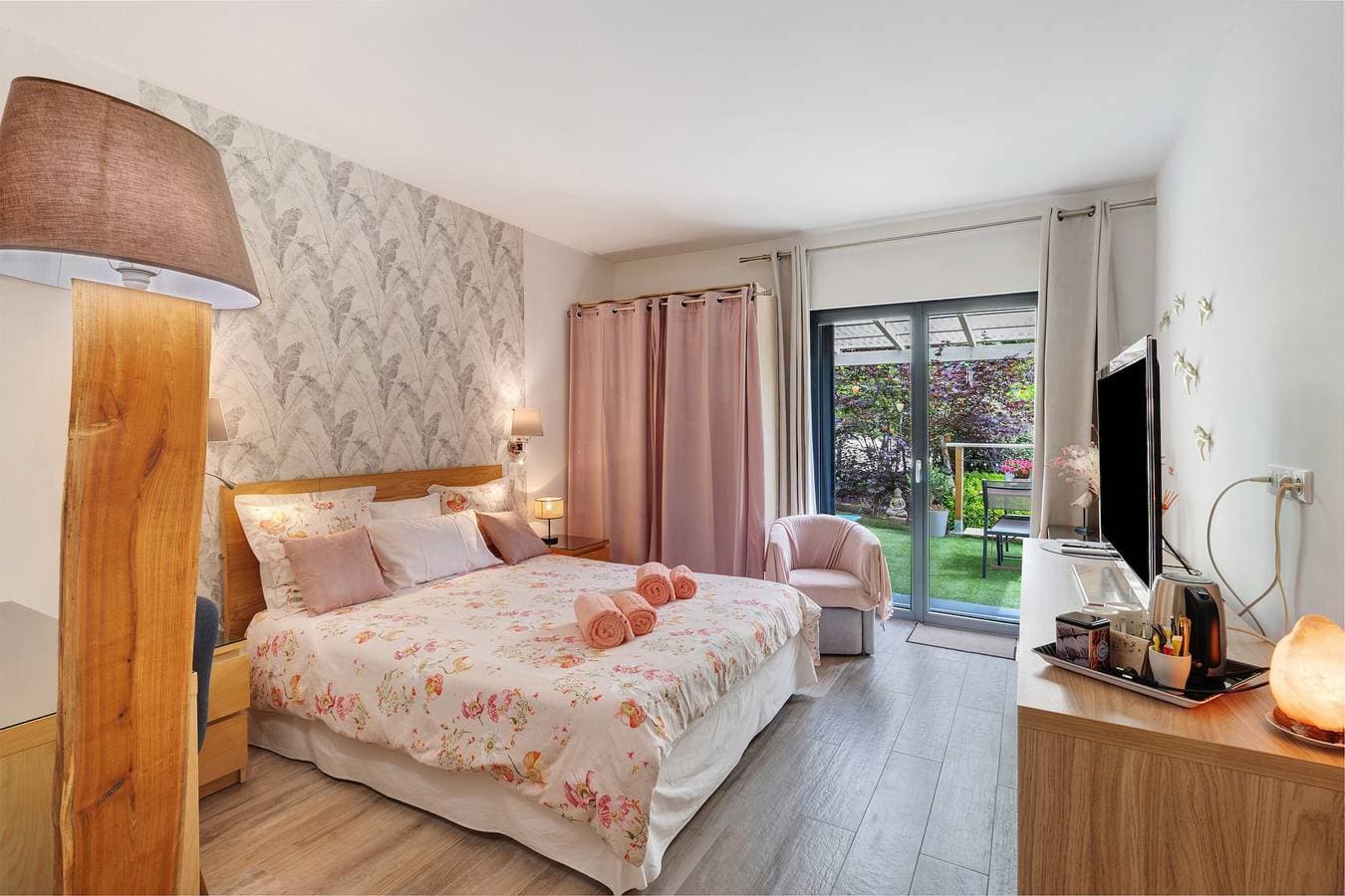 Foto 6 von 24: Gästezimmer „Au Cerf Blanc Suite Parentale“ mit Bergblick, WLAN und Klimaanlage