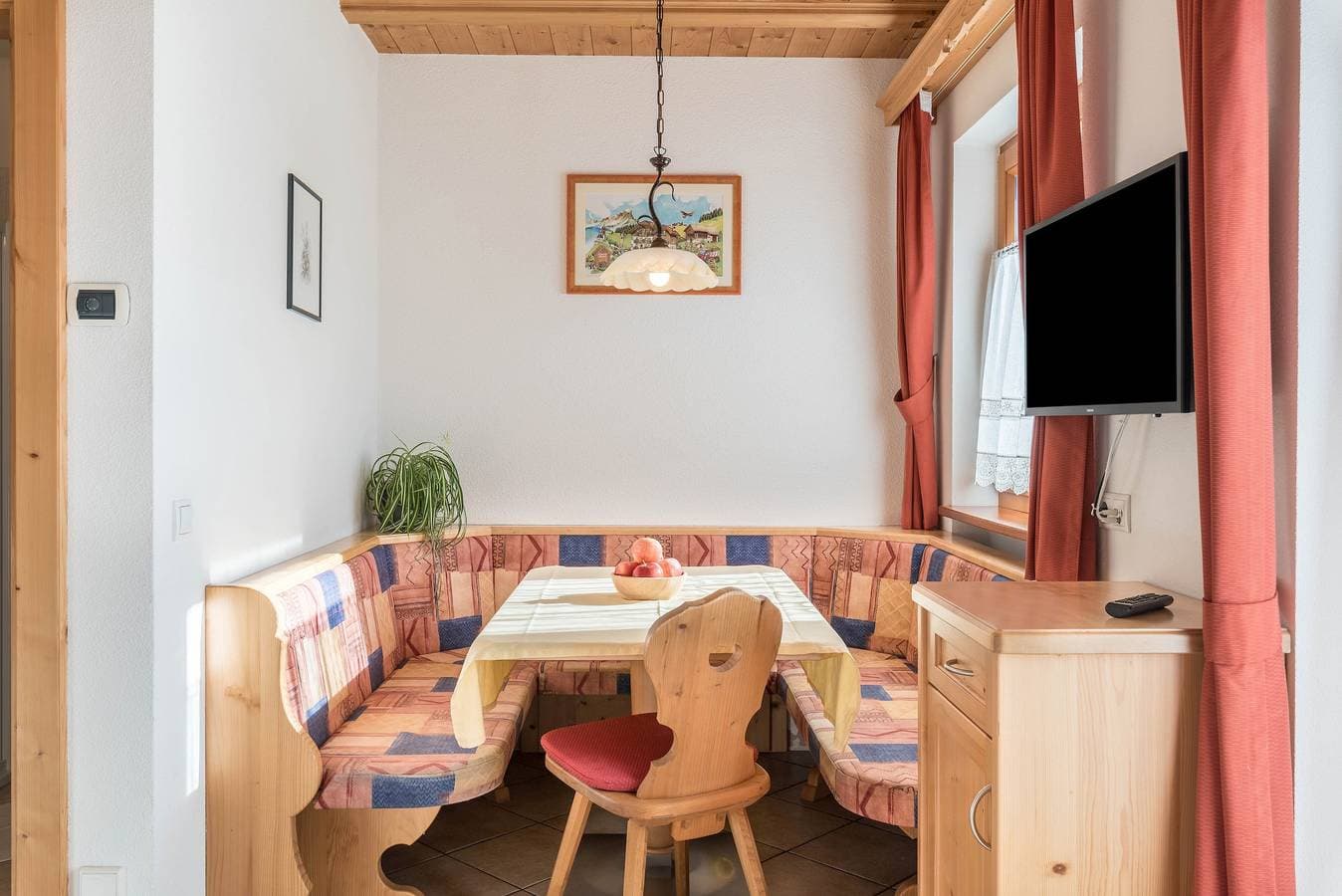 Foto 2 von 35: Ferienwohnung Ciasa Raut App Tamà mit Bergblick, Balkon und WLAN