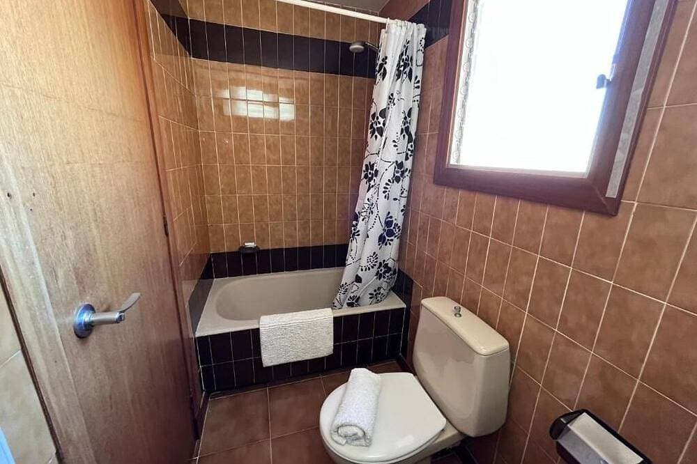 Foto 8 von 21: Geräumiges 3-Zimmer-Apartment direkt am Strand. Rodes-72