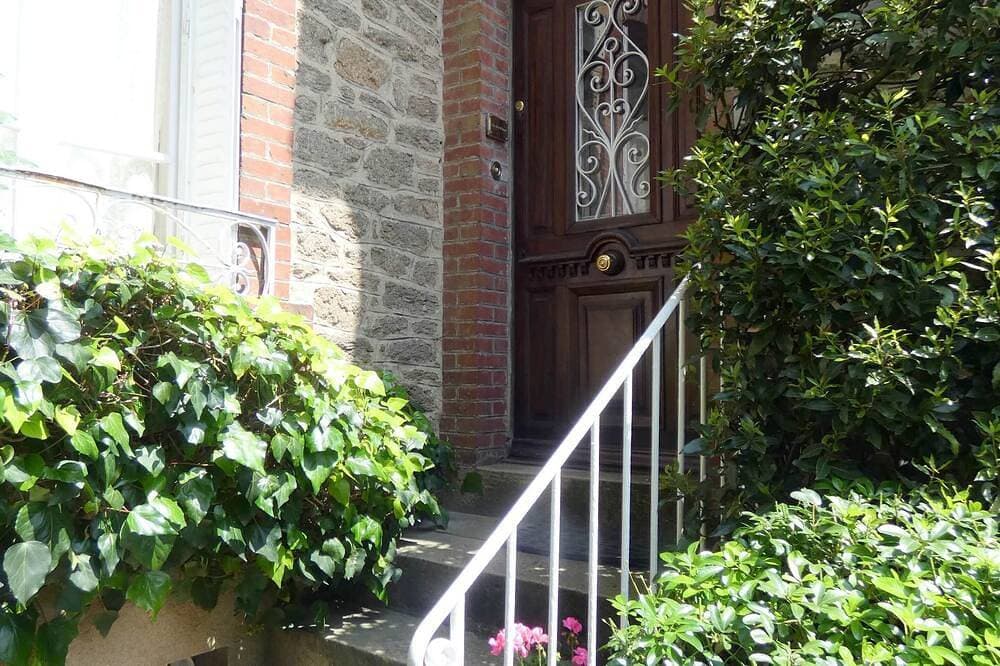 Centrally Located Traditional Townhouse With Modern Amenities and Pretty Garden 1