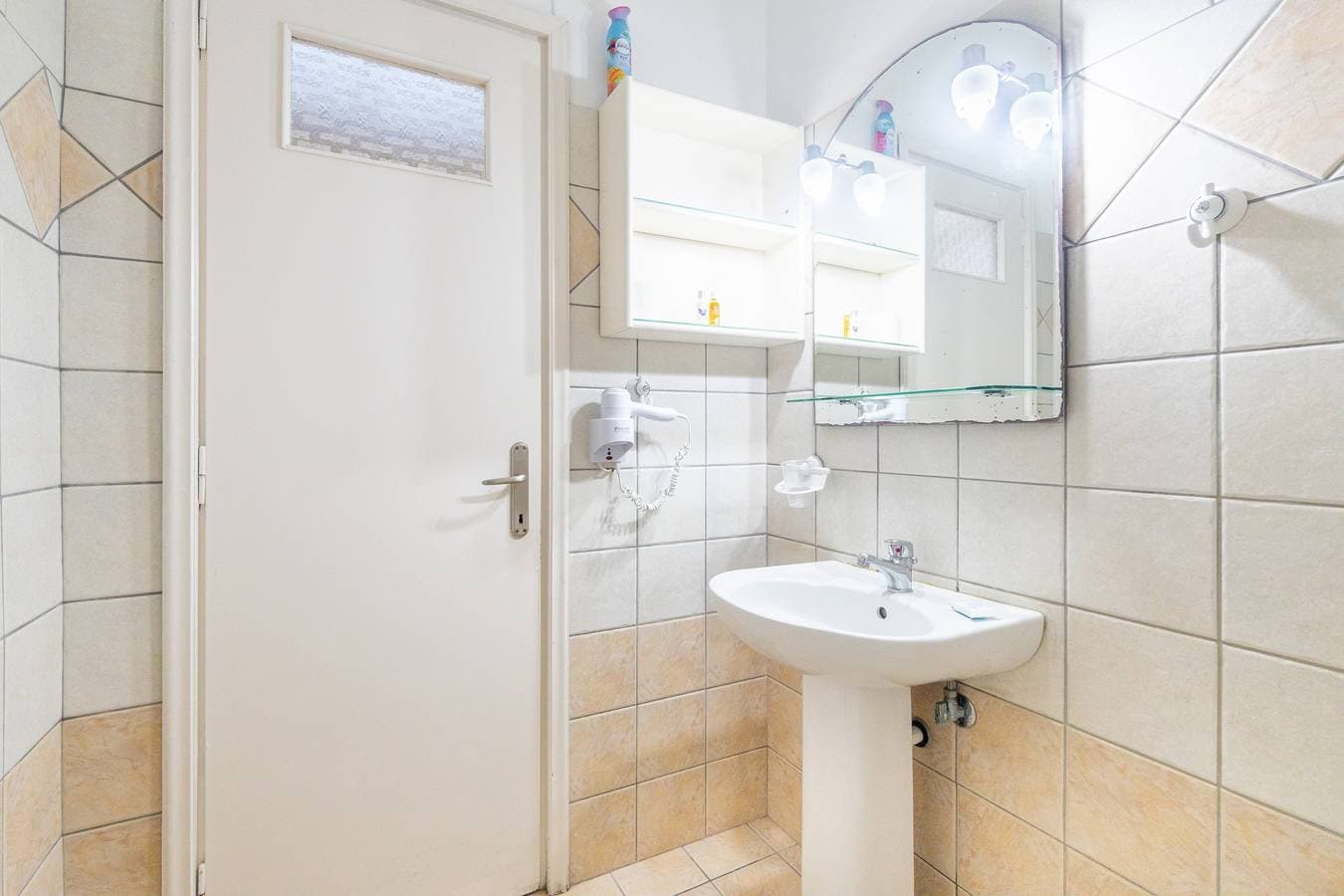 Foto 12 von 21: Einzimmerapartment 'Angelina 1' mit Bergblick, WLAN und Klimaanlage