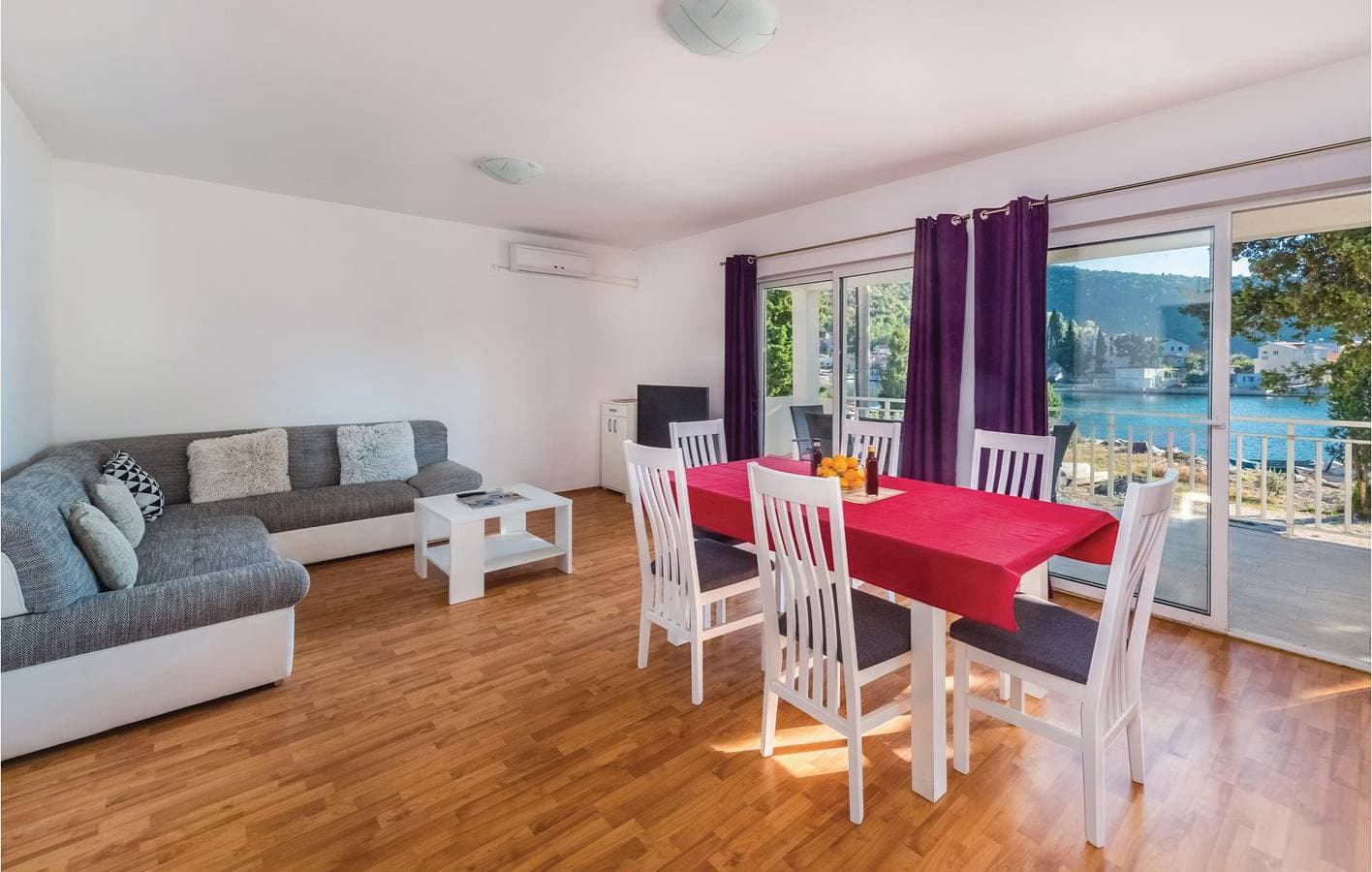 Foto 7 von 24: Gemütliche 300 m zum Strand: Klimatisierte Wohnung mit Terrasse und Parkplatz