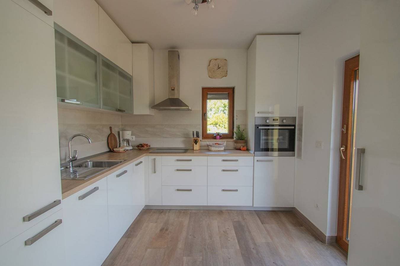 Foto 11 von 37: Cozy Ferienhaus mit Jacuzzi, Garten, Aussendusche, Grill