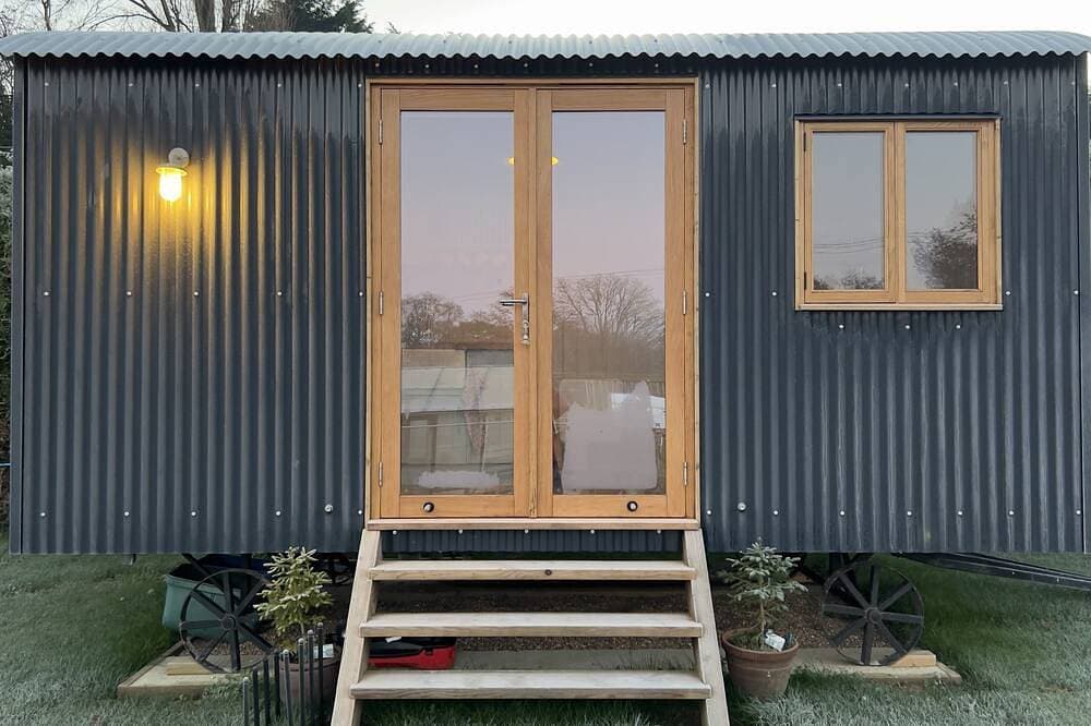Foto 4 von 10: Luxury Shepherds Hut, W/large Garden, Firepit, & Wi-fi @ Cedar Gables Campsite