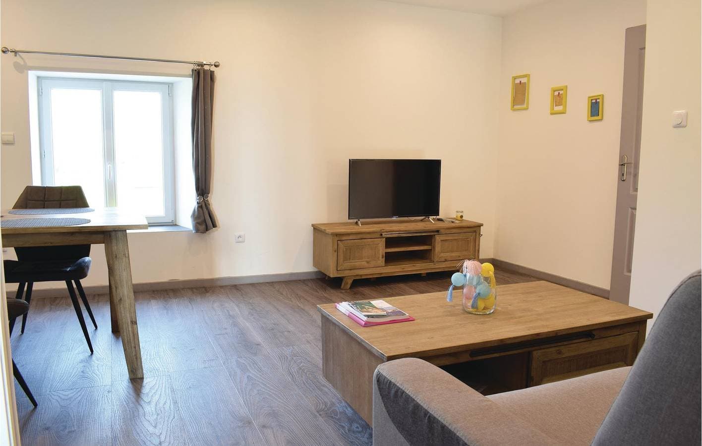 Foto 3 von 12: Riverside Retreat: Babybett, Garten, TV & WiFi