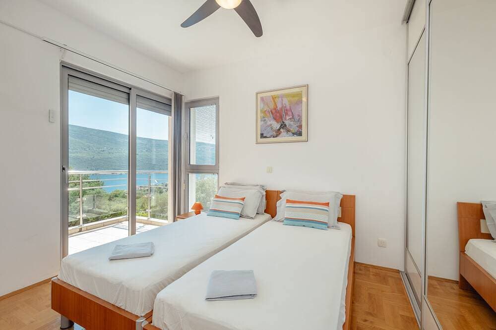 Foto 5 von 30: Luxury Apartment - Blick über die Bucht von Kotor - Infinity-Pool