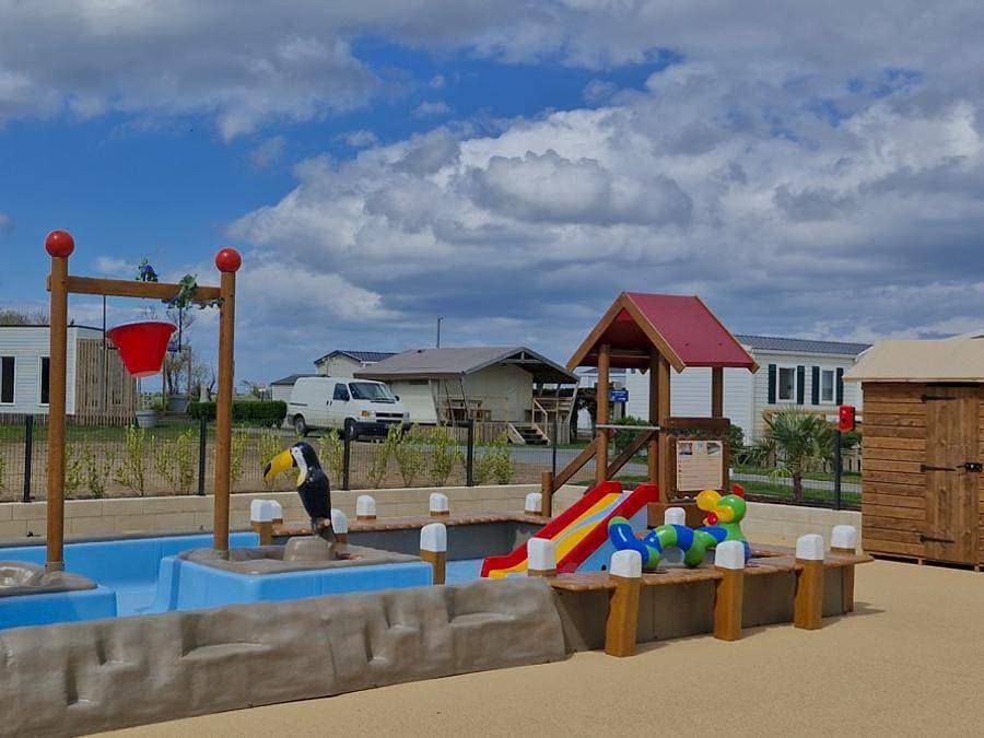 Foto 12 von 39: Flower Camping Omaha Beach - Unterkunft 2 personen - Cyclo Lodge 8 m² (1 Schlafzimmer) 2 Personen