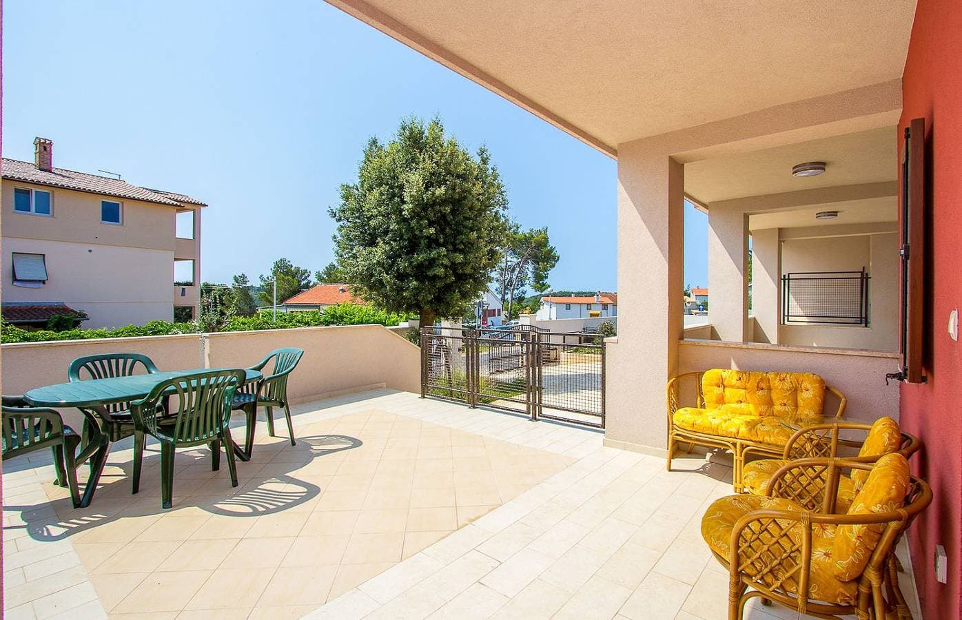 Foto 4 von 21: Ferienwohnung nur 500 Meter bis zum Kieselstrand mit Küche, Klima, WLAN, Haustiere erlaubt
