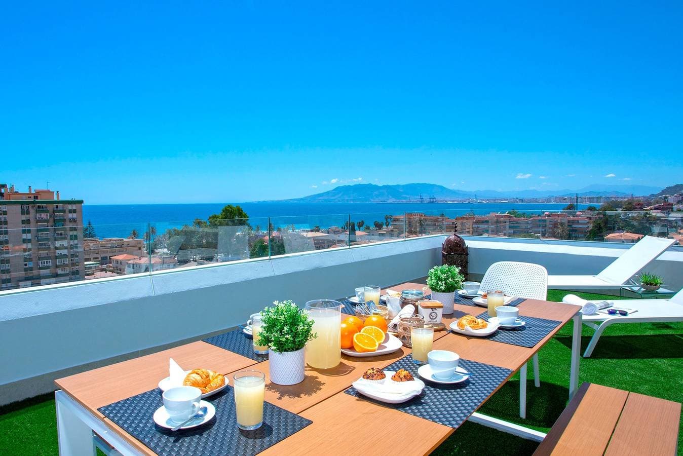 Foto 2 von 19: Spectacular 3 Bd penthouse with parking and sea views terrace. Elcano Terrace