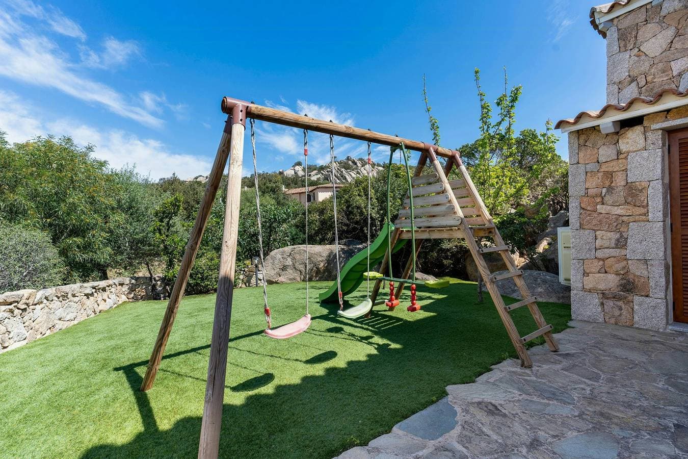 Foto 4 von 23: Villa mit Meerblick und Pool inmitten der Felsen