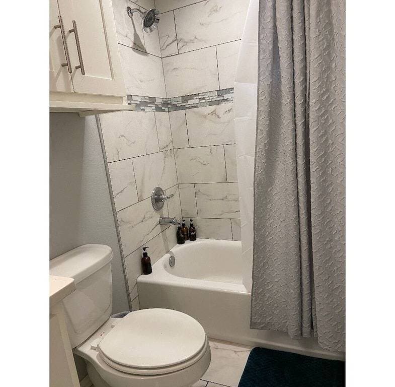 Adversity Home - Open Concept, with Pacman Machine. Close to Airport 1