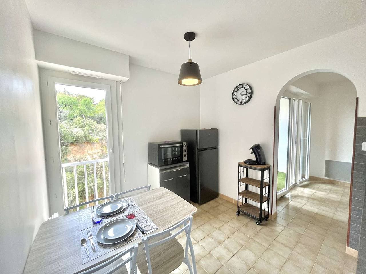 Foto 5 von 10: Gemütliches Studio mit Veranda, 10 Min vom Flughafen entfernt