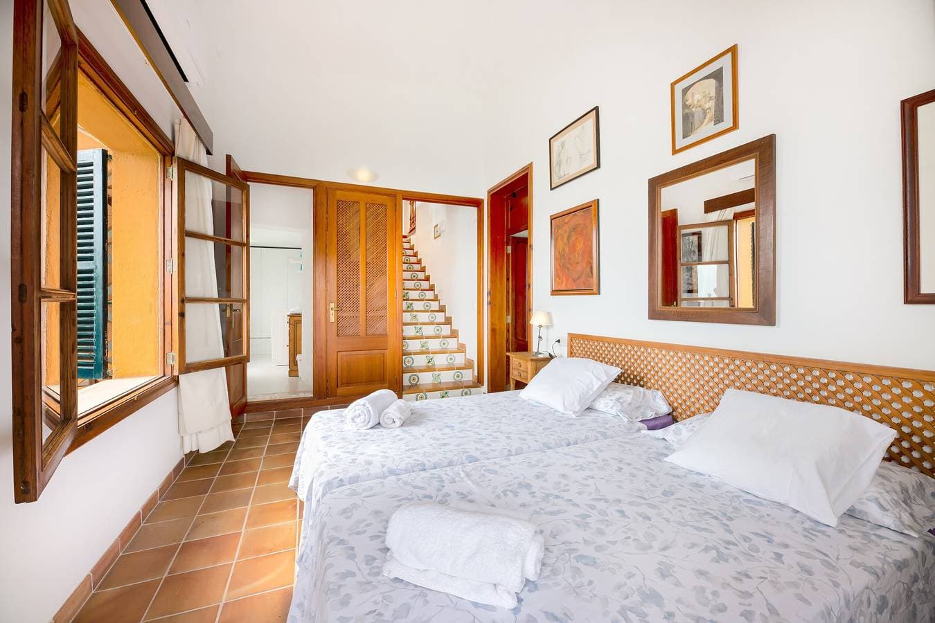 Foto 13 von 27: Villa Es Mirador mit Meerblick, WLAN, Klimaanlage, Terrasse und Garten; Parkplatz vorhanden