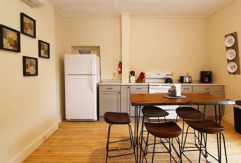 Foto 8 von 21: Renovated downtown Bar Harbor apartment, park and walk to shops and restaurants.