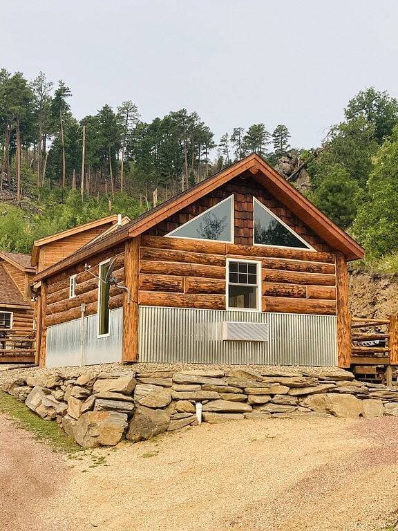 Foto 6 von 13: 8 miles to Mount Rushmore - Sleeps 2 - King Bed