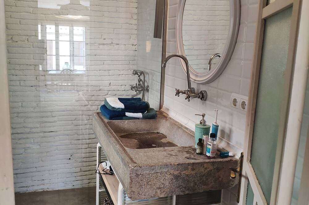Foto 12 von 30: Loft Love, charming, cozy, comfortable, centrally located, king bed (2-4 pax).