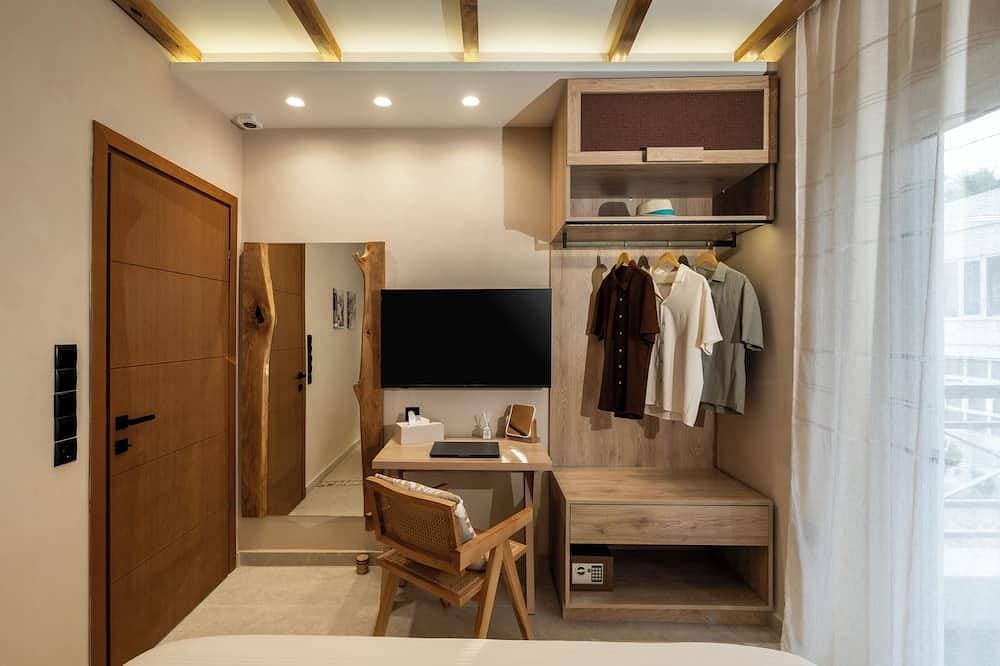 Foto 2 von 23: Rustic Boutique Retreat with Live Olive Tree, Parking and 1Gbps Fiber Internet