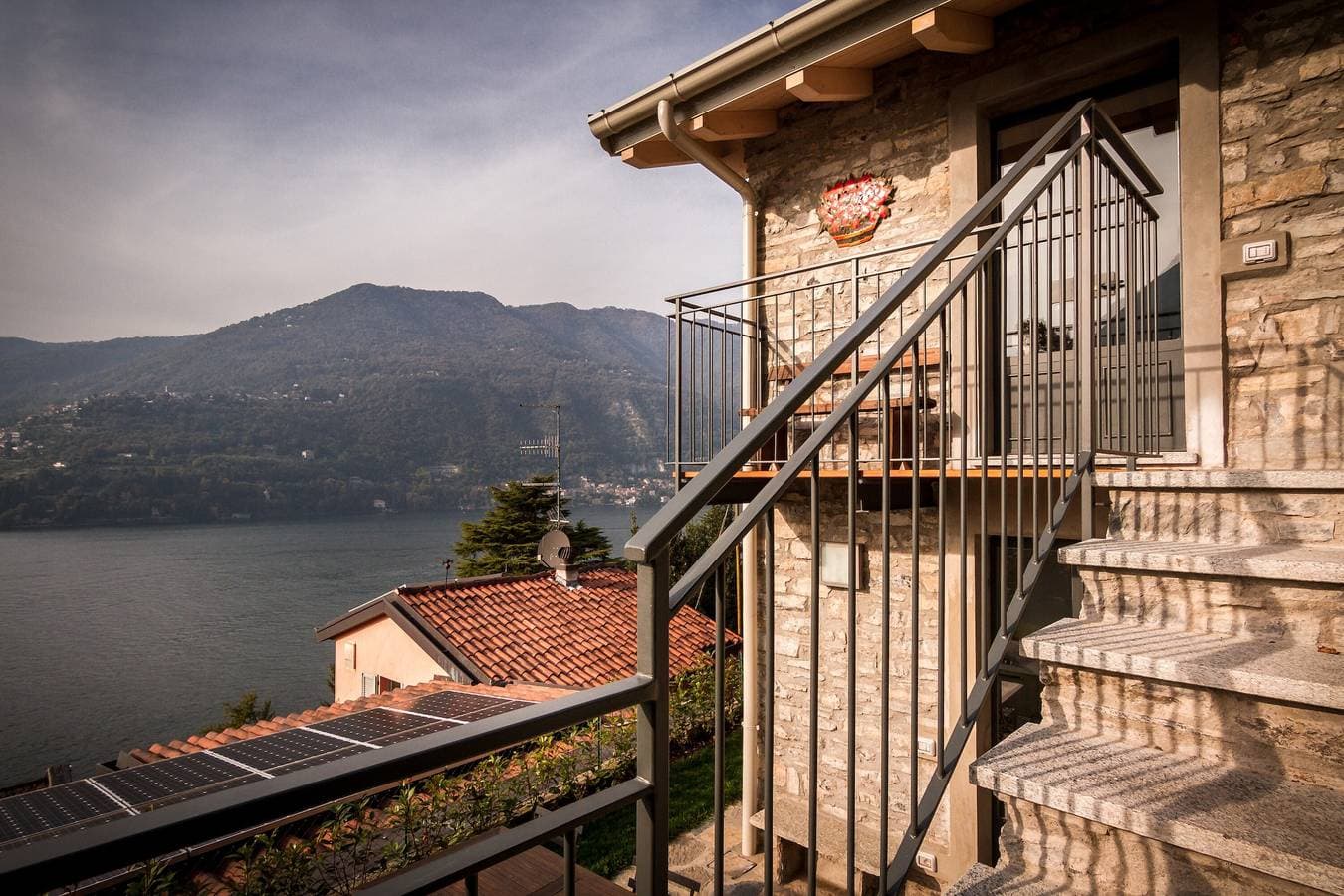 Foto 2 von 42: Ferienwohnung 'Loft e Veranda sul Lago di Como' mit Seeblick, WLAN und Klimaanlage