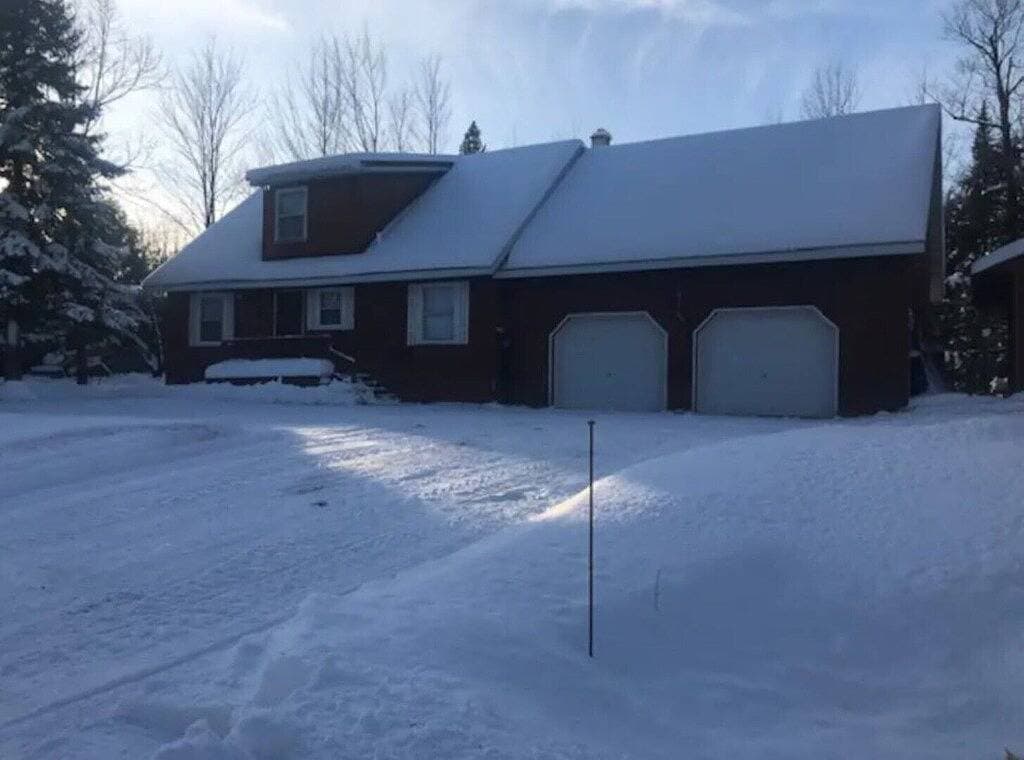 Foto 7 von 14: Full House on secluded road, 4 bed 2 bath, fully furnished basement w/bar + beds
