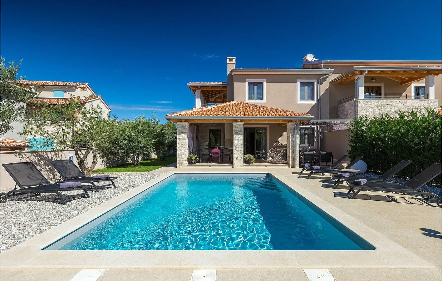 Foto 3 von 54: Geräumige 150 m² große Wohnung mit Pool, WLAN und in der Nähe von Sehenswürdigkeiten