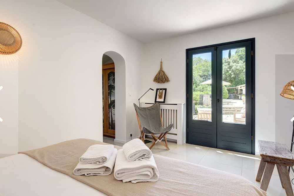 Foto 2 von 28: Stylish 4-Bedroom Design Villa with Pool, Gym & Open Valley Views – Côte d’Azur