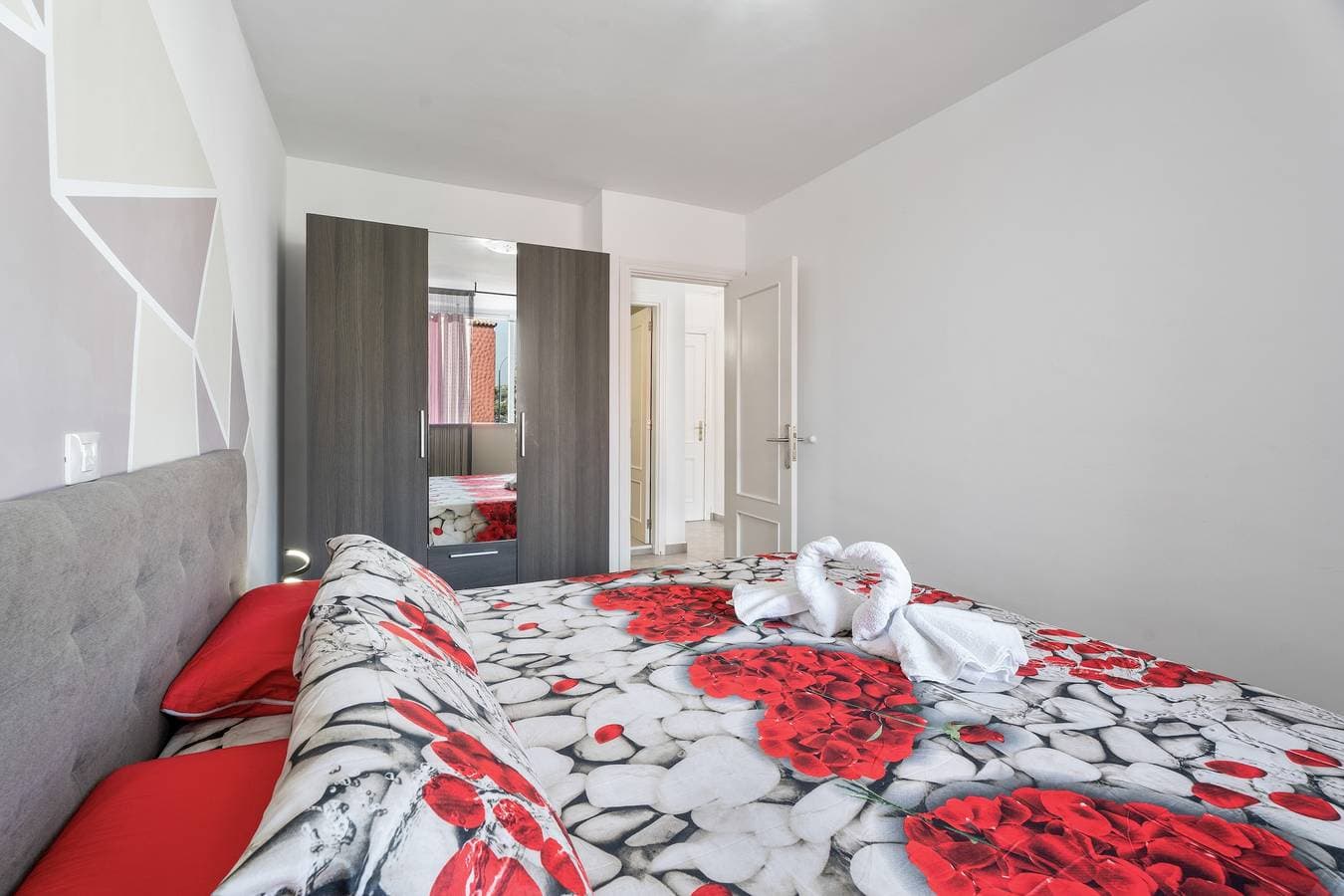 Foto 12 von 33: Ferienwohnung 'Chasna' mit Gemeinschaftspool, Gemeinschaftsgarten und WLAN