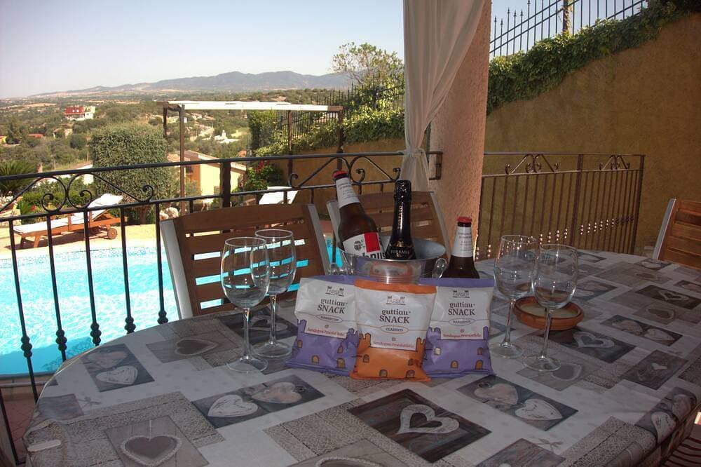 Foto 12 von 25: Panoramablumenvilla mit privatem Pool und Whirlpool, grünem Rasen - WIFI