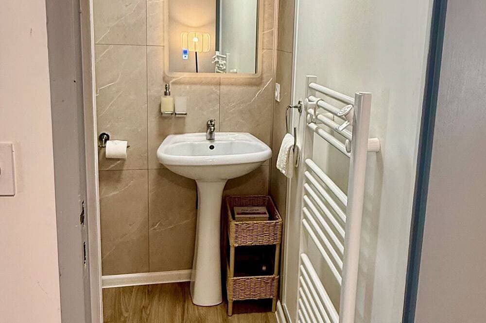 Foto 5 von 14: Studio-cosy et calme-Stadt-Ensuite mit Dusche