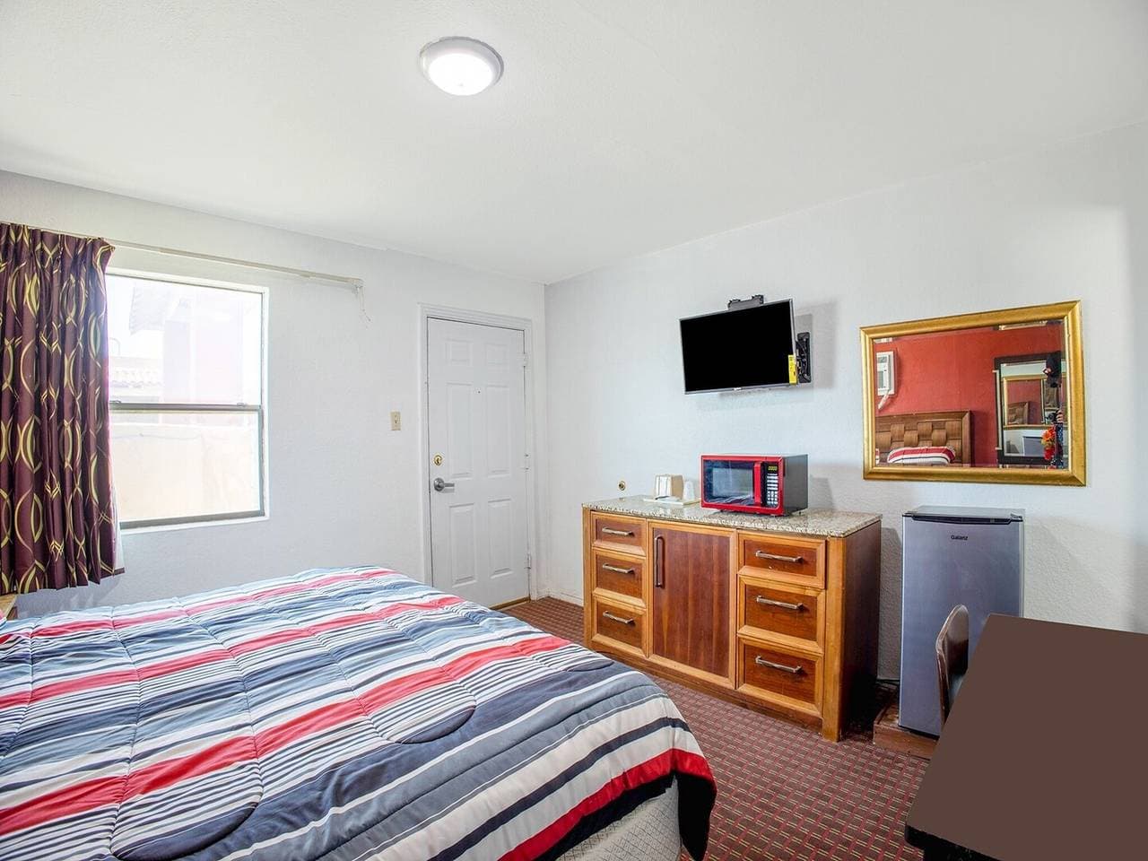 Foto 13 von 27: Queensize-Bett | Rauchen | El Paso, Texas