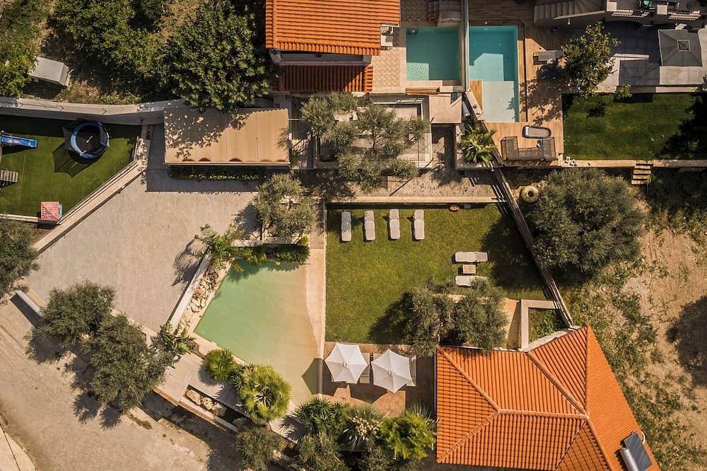 Countryside Villa with a Walk-in Free Form Pool 1