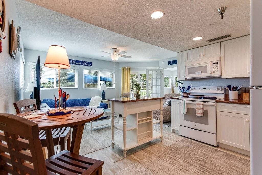 Foto 8 von 50: Wohnung mit Meerblick 1 Schlafzimmer | Weg zum Jacksonville Strand | Pool + Kingsuite