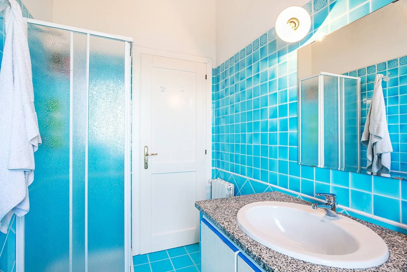 Foto 13 von 28: Ferienwohnung mit traumhaftem Meerblick und Balkon; Parkplätze vorhanden