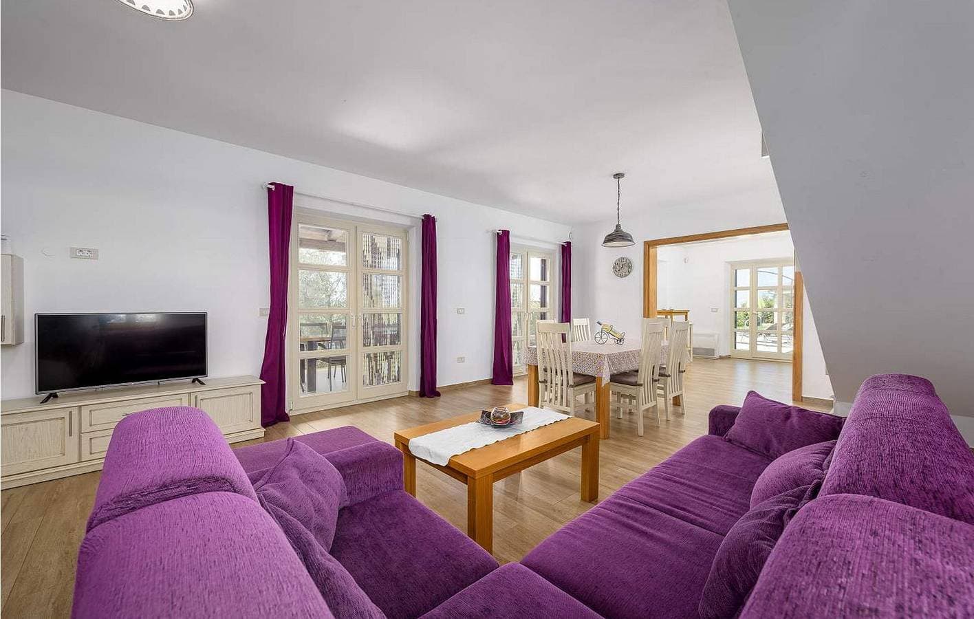 Foto 4 von 38: Charmante 2-Zimmer-Wohnung mit Terrasse, WLAN und Parkplatz in der Nähe des Labinci-Zentrums