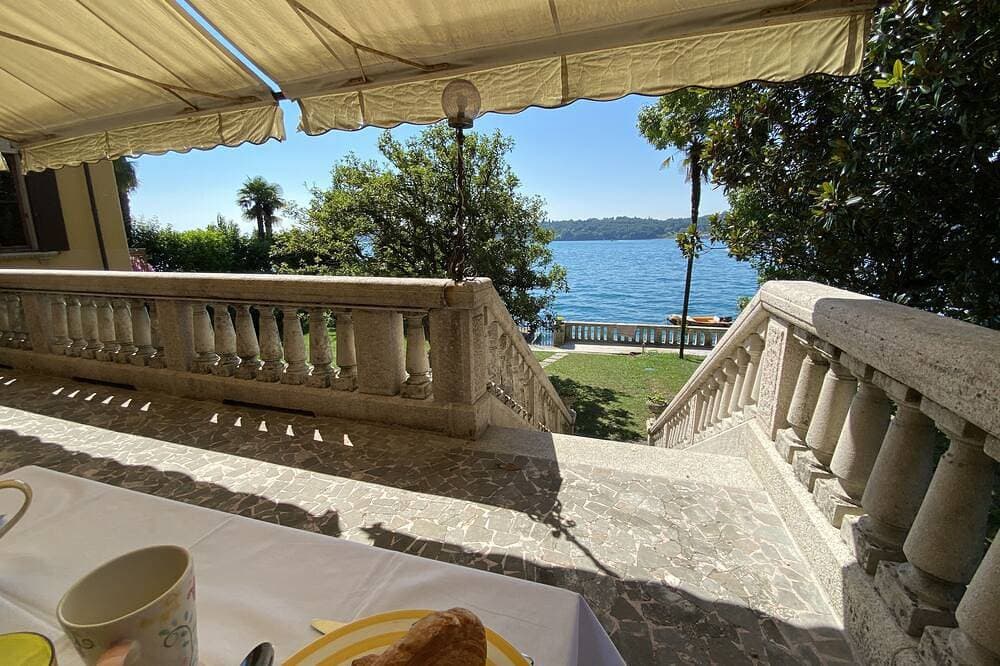 Garda lake Salò Luxury apartment old romantic family Villa, terrace garden 1