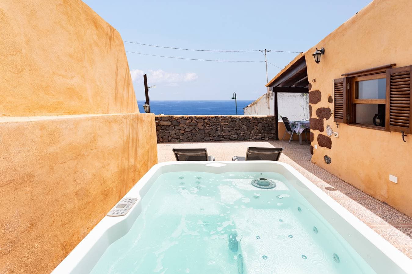 Foto 10 von 34: Häuschen mit Jacuzzi, High Speed Wifi, Smart-TV, Netflix und BBQ