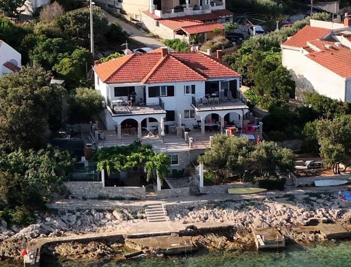 Apartments by the sea Maslinica, Solta - 774 1