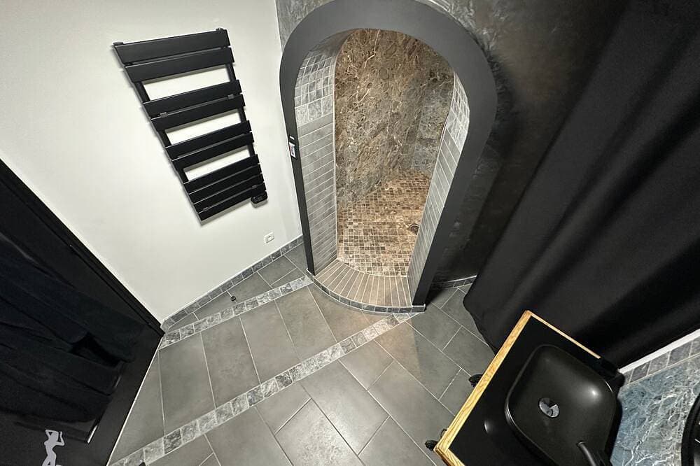 Foto 12 von 30: Charming Love Room with private spa Romantic getaway 2 steps from Belgium