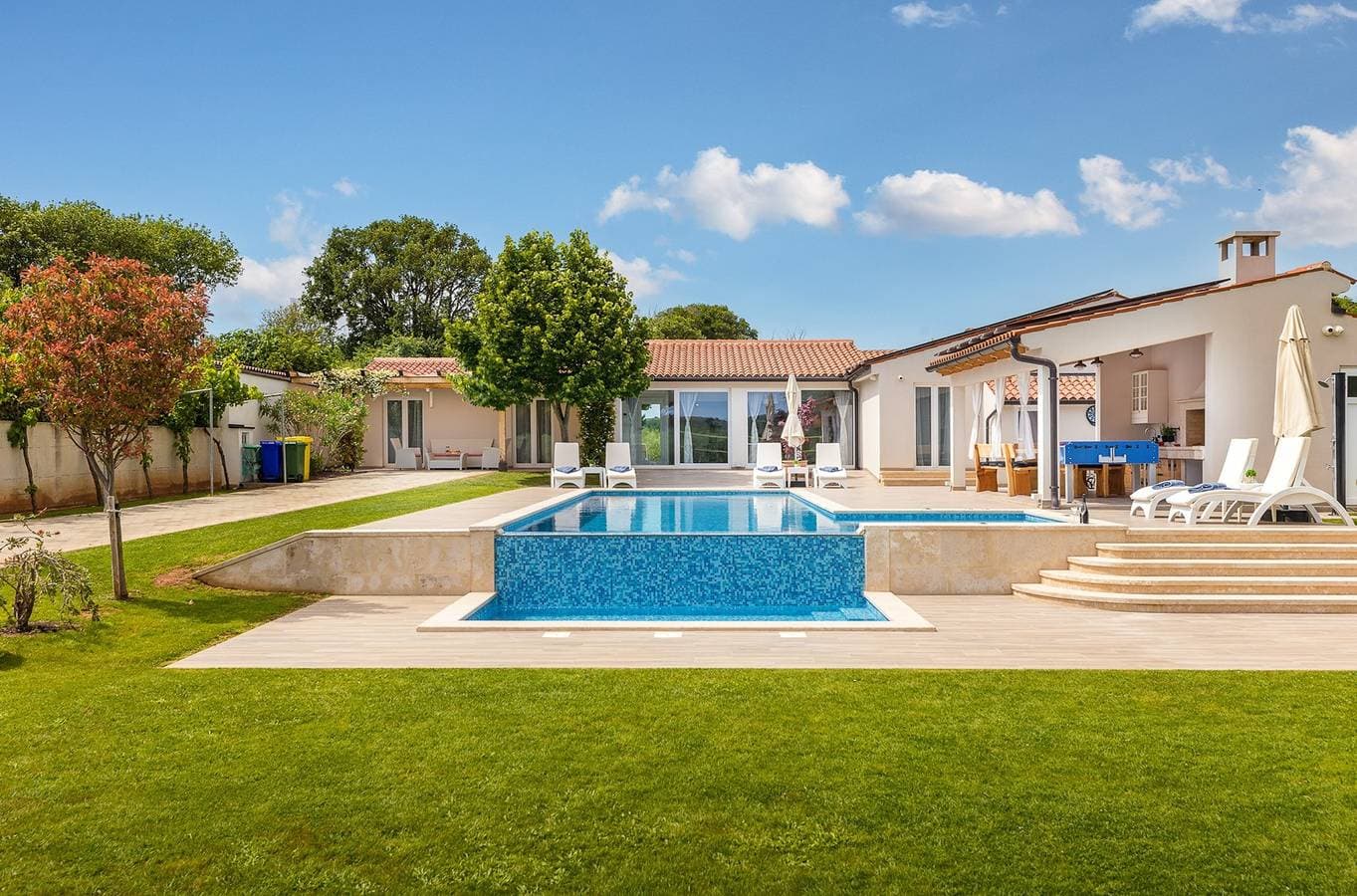 Foto 2 von 58: Eine wunderschöne Villa mit privatem Pool in der Nähe des Meeres.