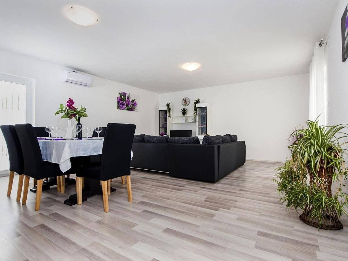 Idyllic Getaway Holiday Home with Pool - Three Bedroom Holiday Home with Pool 1