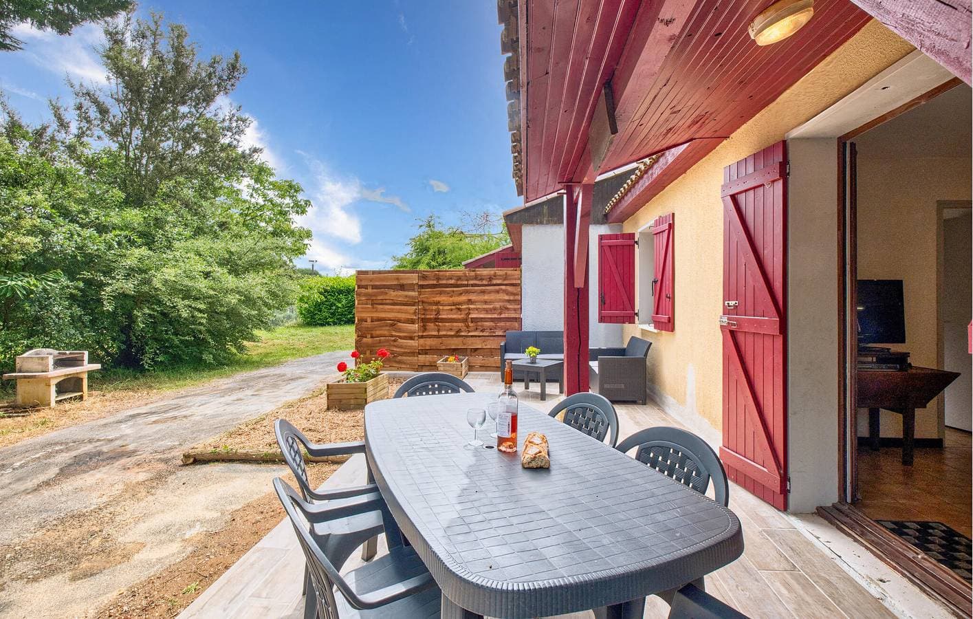 Foto 10 von 27: Gemütliche Wohnung mit Pool und Garten, 1,5 km von Saint-Crépin-et-Carlucet entfernt