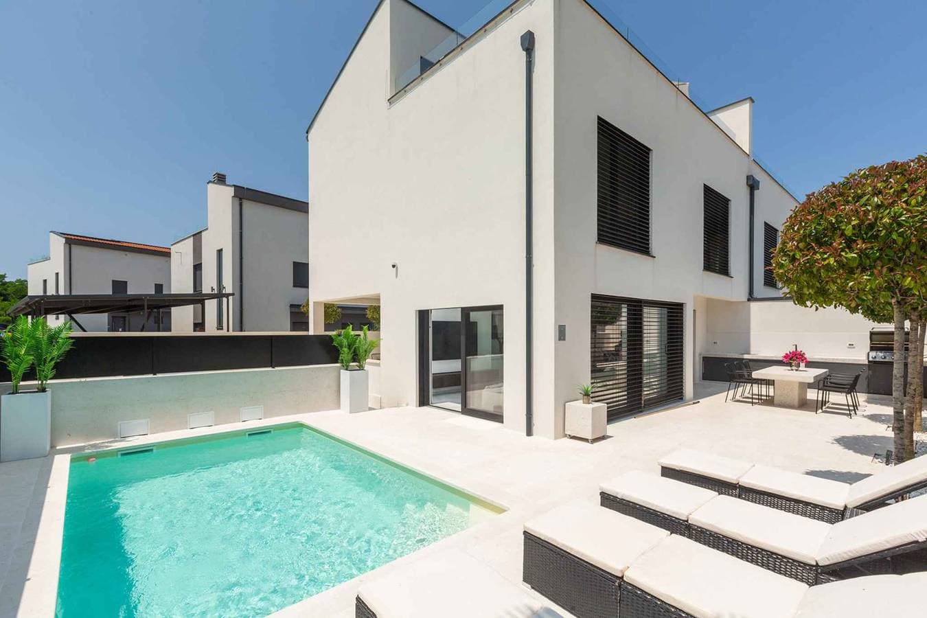 Foto 9 von 46: Villa mit Terrasse und Pool