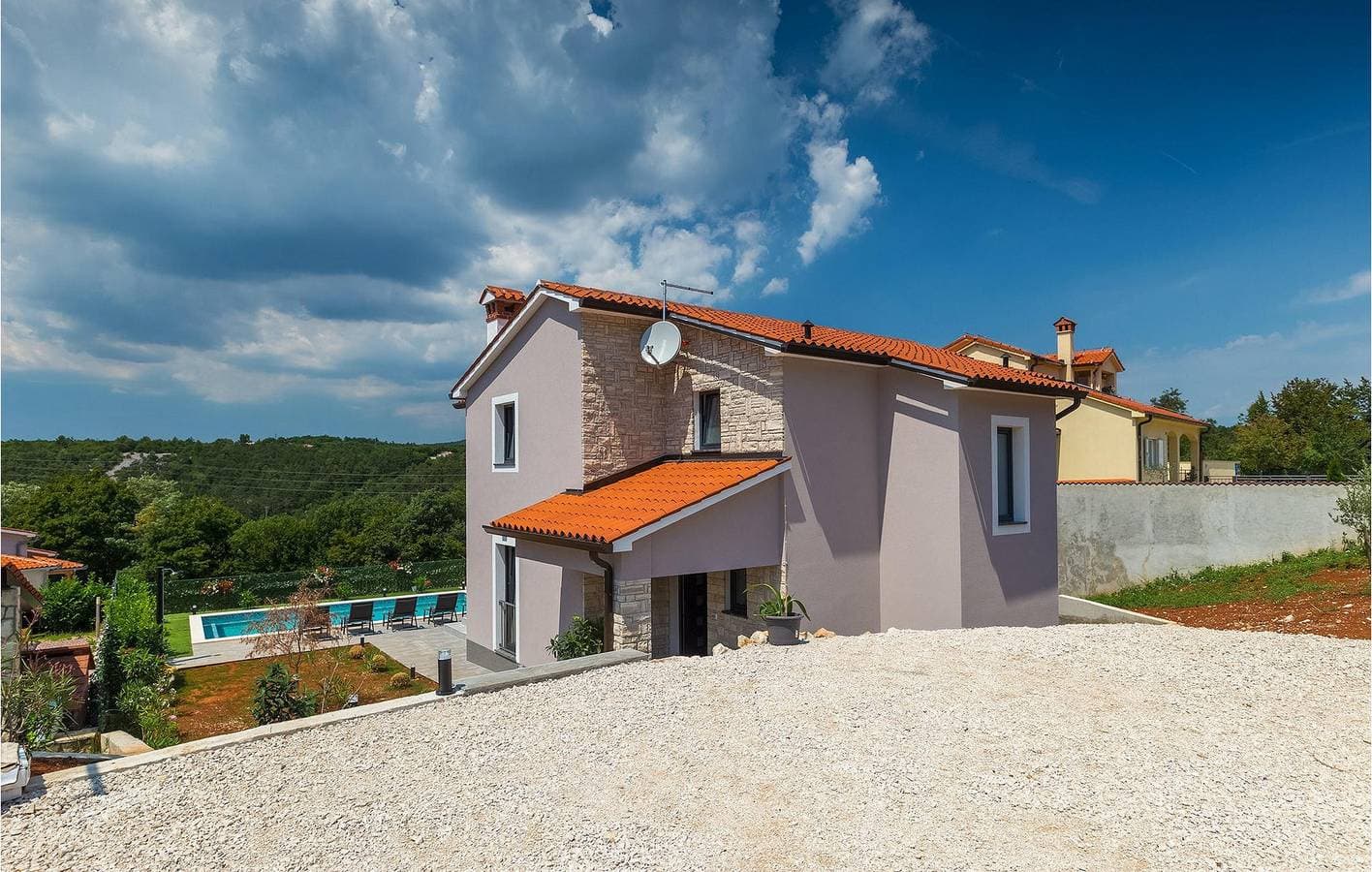 Geräumige 2-Zimmer-Wohnung mit Pool, Terrasse und WLAN in der Nähe des Stadtzentrums von Labin 1