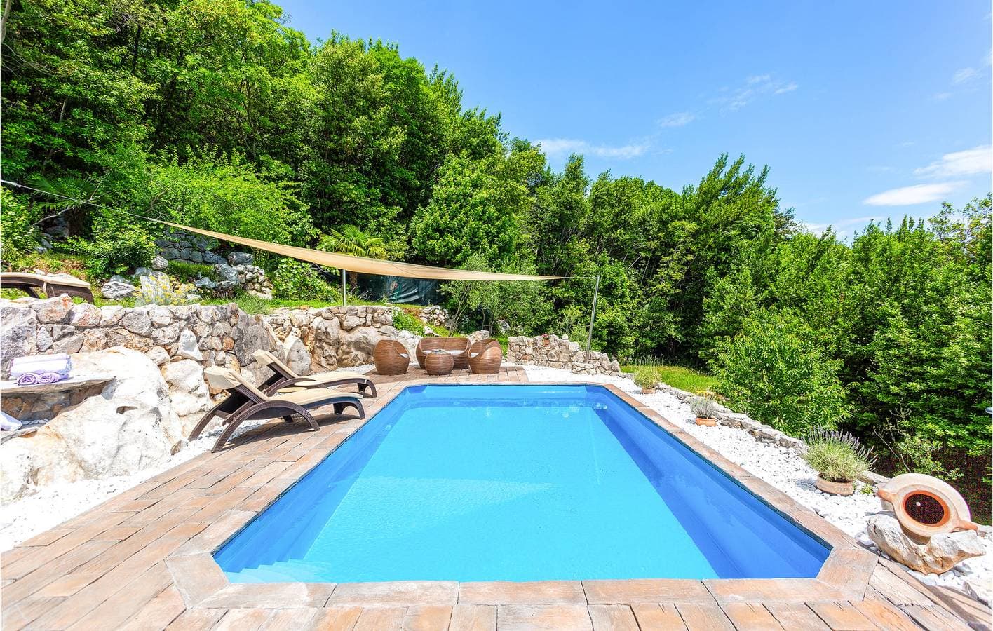 Foto 5 von 36: Apartment am Meer mit beheiztem Pool, Parkplatz und Terrasse