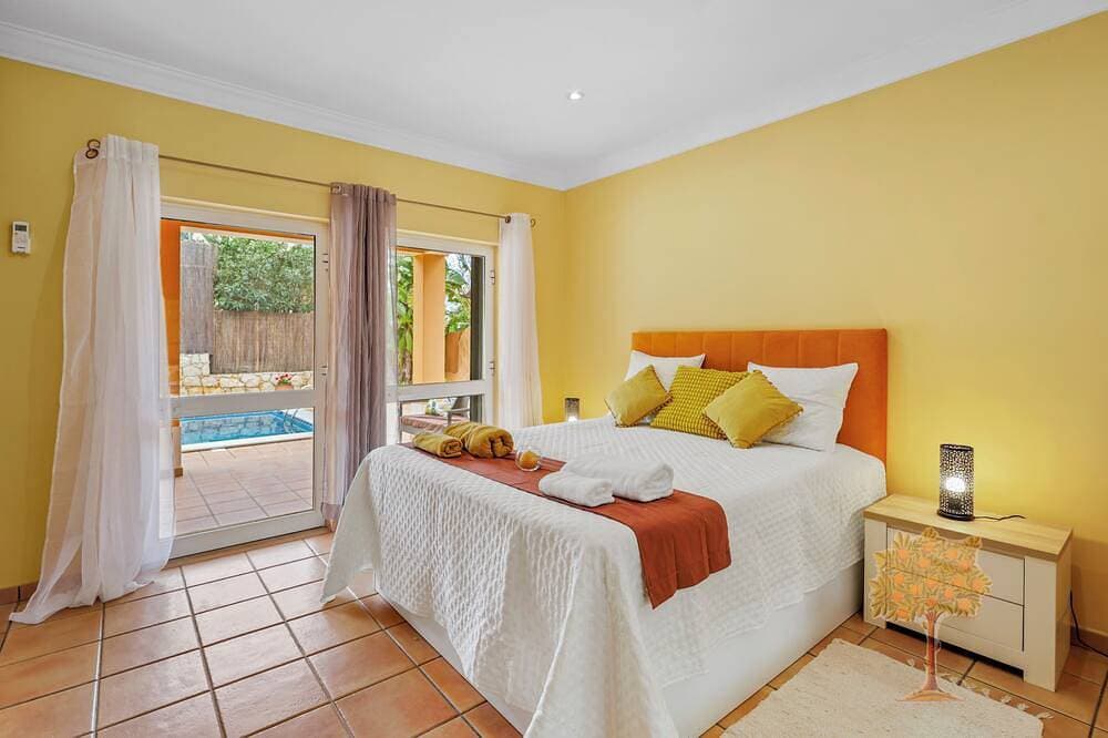 Foto 3 von 25: \"Orange Tree Villa Alvor - South - Facing Family Villa with Private Poll\"