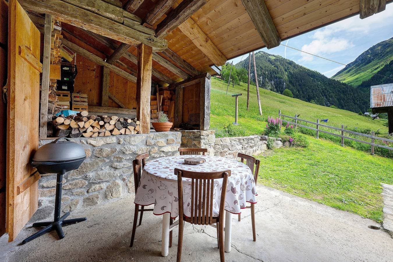 Foto 4 von 24: Gästezimmer im Chalet mit Bergblick, privater Terrasse und Garten